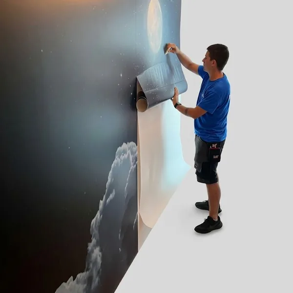 Instalador de Delta colocando un mural de gran formato