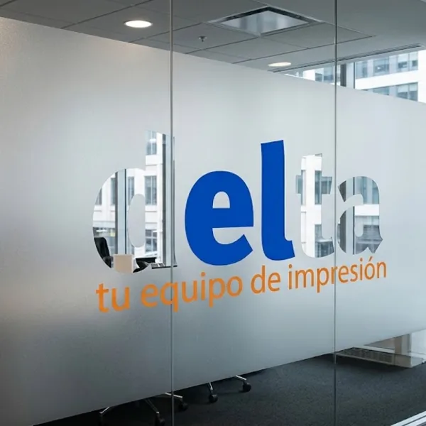 Vinilo al ácido con el logotipo de Delta en una cristalera de oficina
