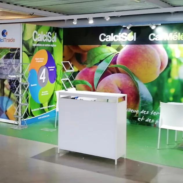 Stand de feria con paneles impresos a gran formato y mostrador