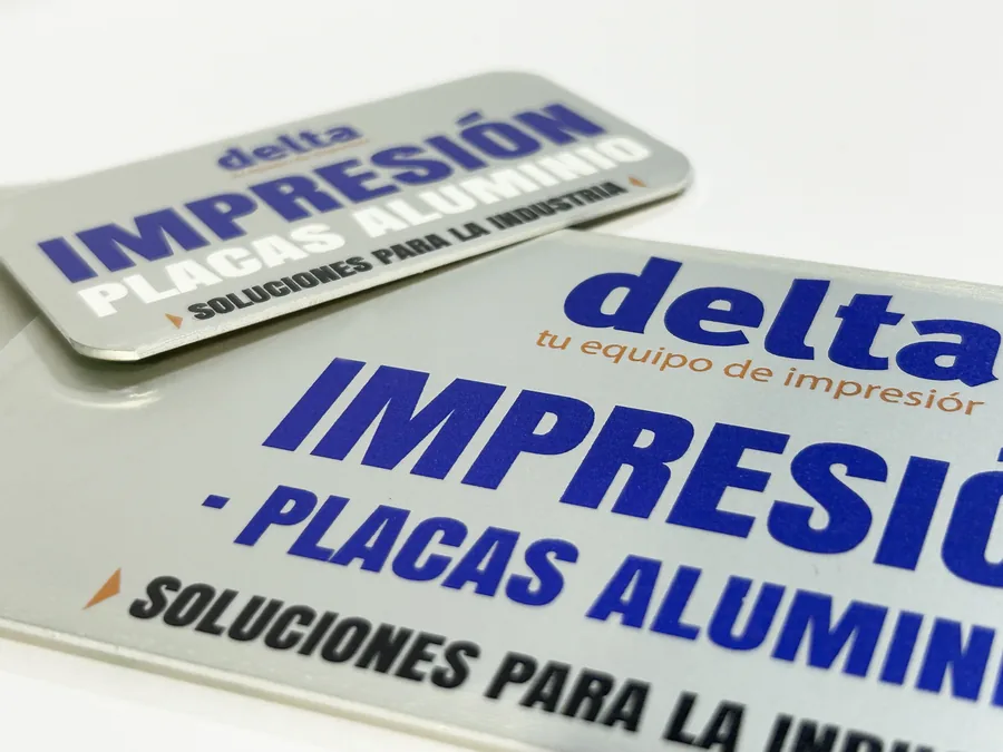 Placas de aluminio impresas con esquinas redondeadas apiladas sobre fondo blanco