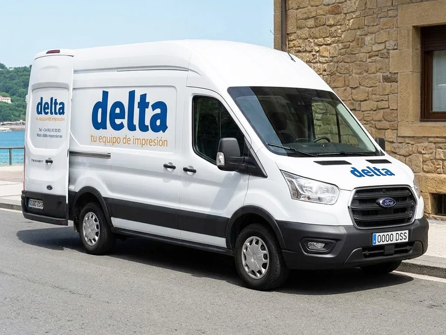 Furgoneta blanca rotulada con la marca Delta aparcada en una calle